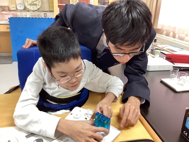 写真:装置をのぞきこむ生徒たち