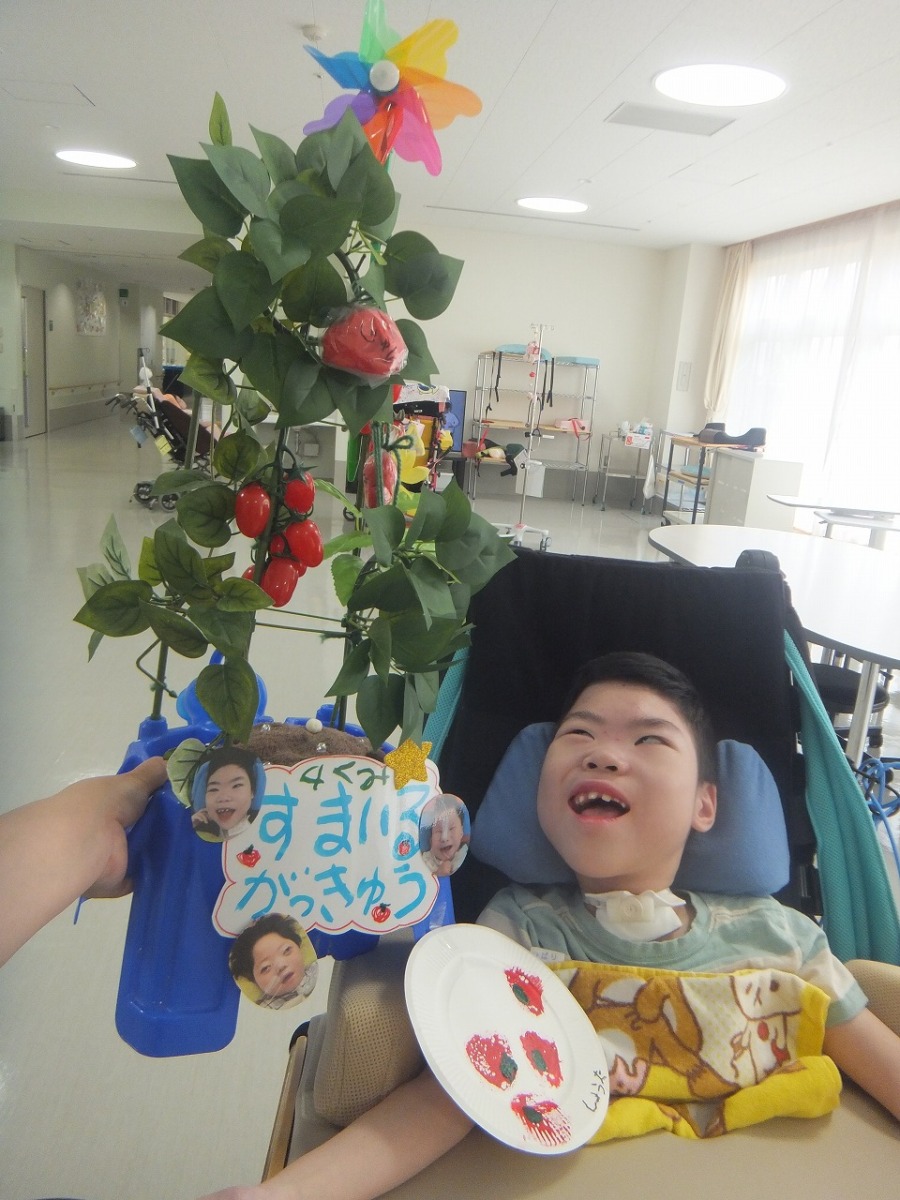 完成したミニトマトを見て喜ぶ様子