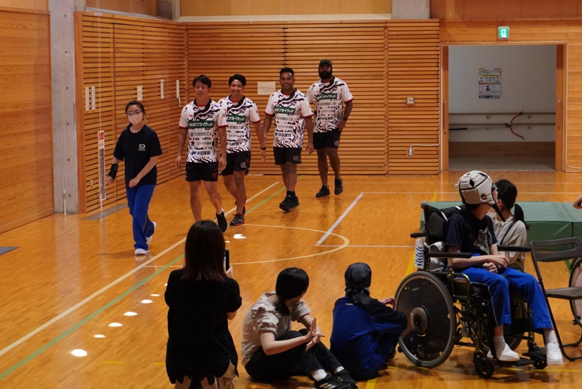 写真:選手たちの入場