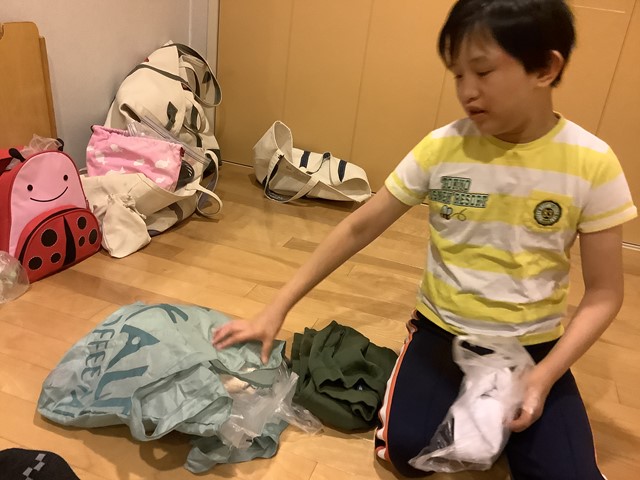 写真:荷物の整理をする児童