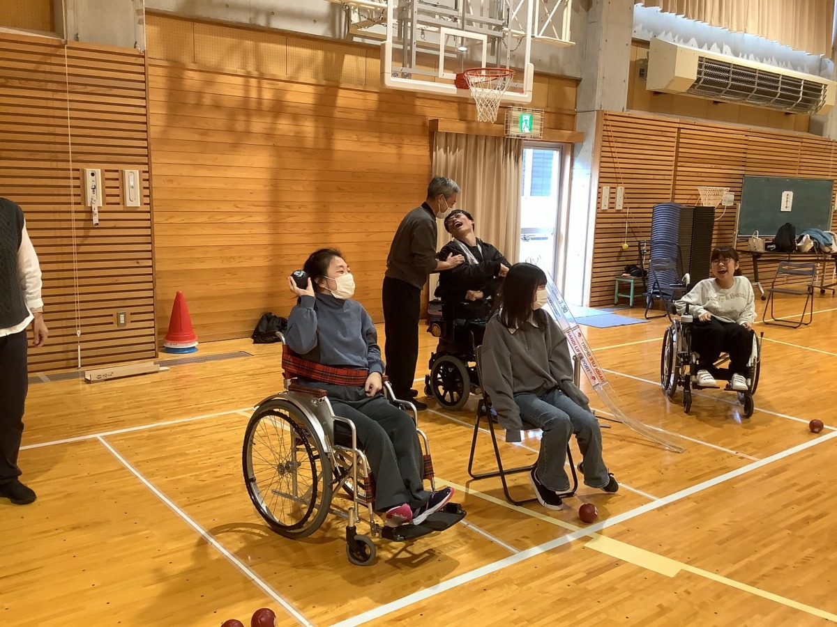 写真:ボッチャを楽しむ同窓生