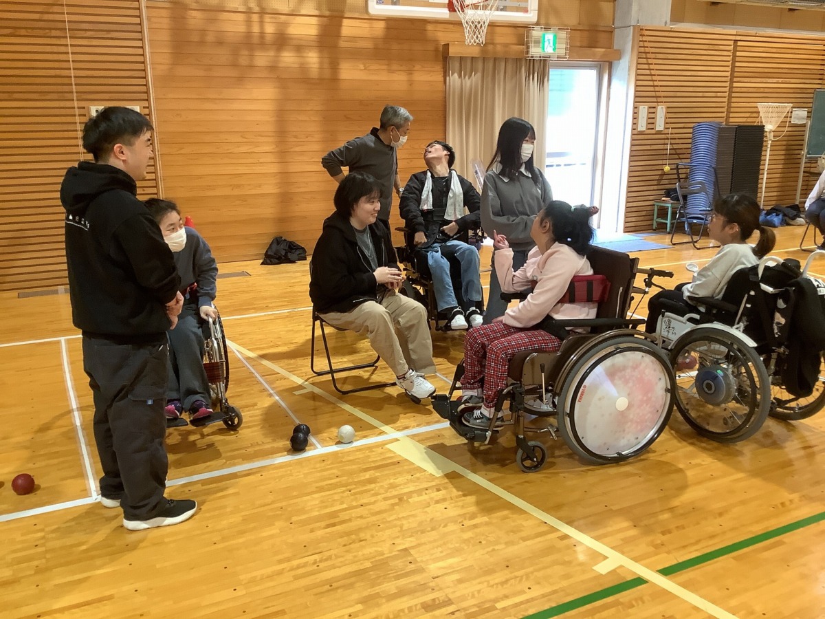 写真:談笑する同窓生たち