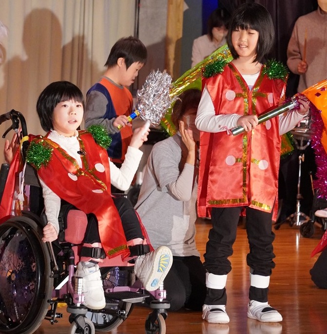 赤い衣装で楽しそうに演じる様子