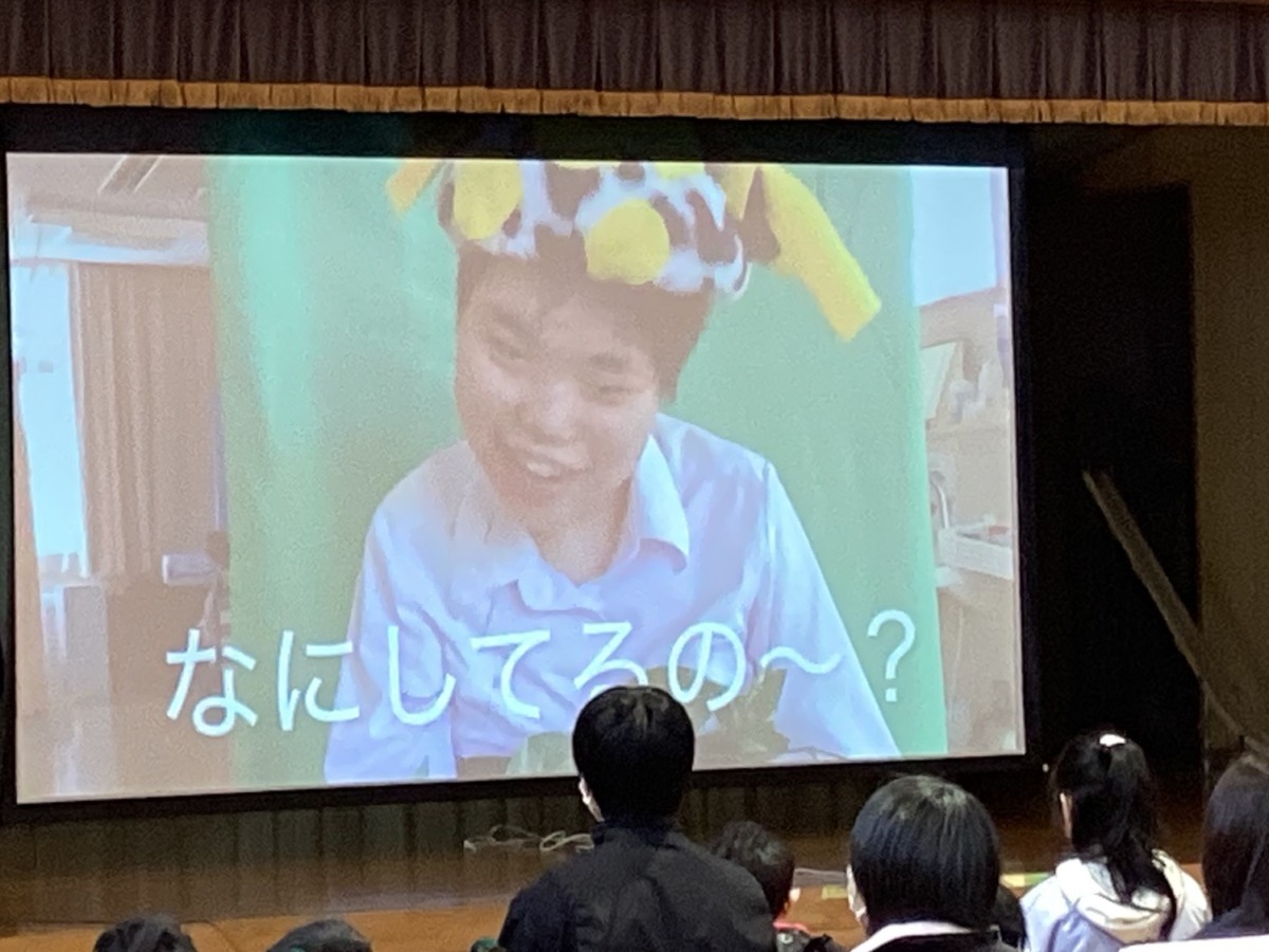 写真：お話キャラバンの映像を流している様子