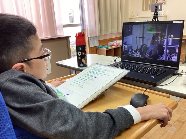 写真：パソコンに向かって発表する生徒