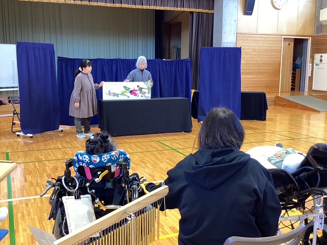 写真：「おおきなかぶ」の大型絵本の読み聞かせ