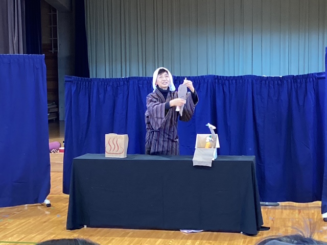 写真：和装をして読み聞かせをしてくれている「おはなしのしずく」さん