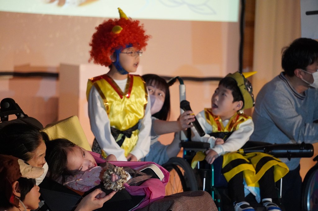 鬼に扮して演じる様子