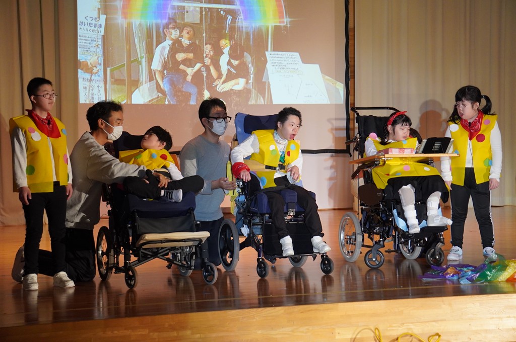 黄色い衣装で楽しそうに演じる様子