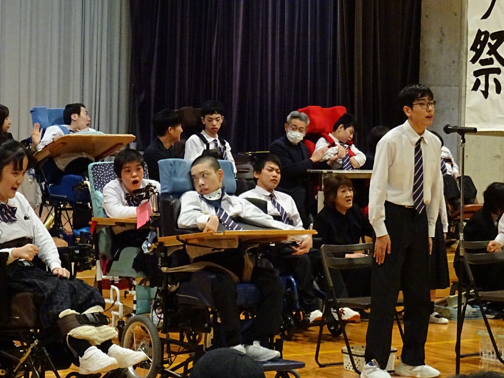 合唱している様子