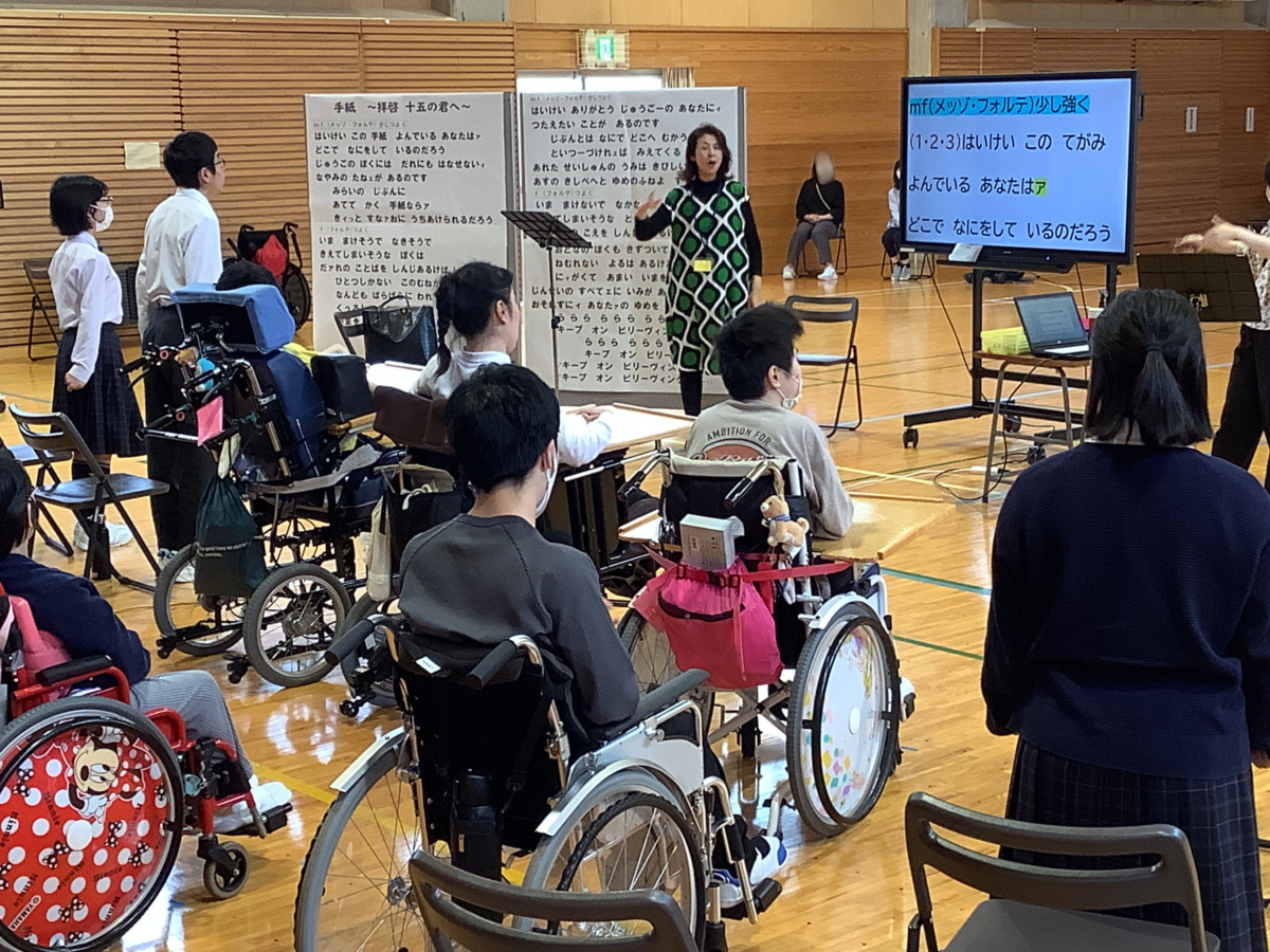 写真：歌唱指導をする講師の先生