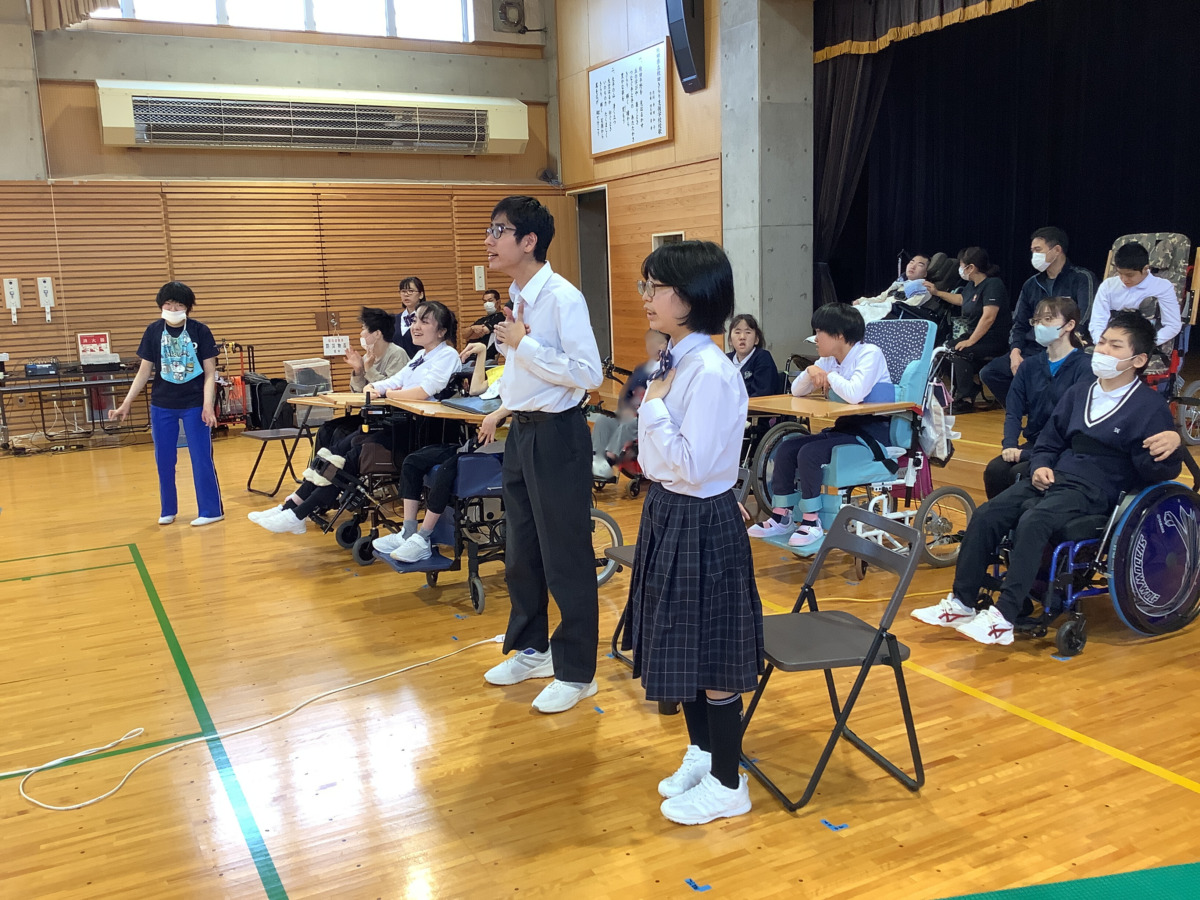 写真：実際に歌っている生徒