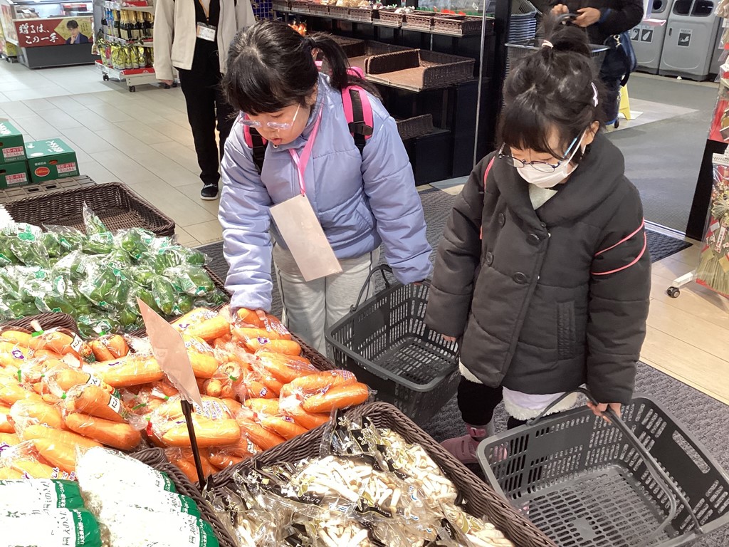 写真：商品を選んでいる児童