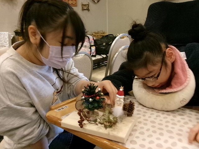 写真:クリスマスの飾りを作る児童