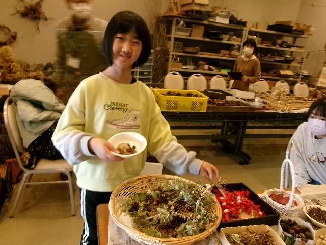 写真:飾りを選ぶ児童