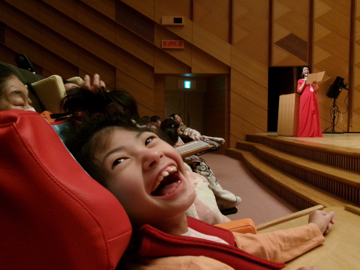 写真：笑顔で演奏を聴く児童