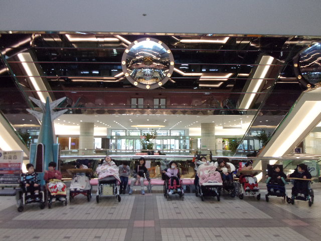 アトリオンの入り口で集合写真