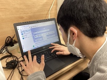 写真:現場実習でパソコンを操作する生徒