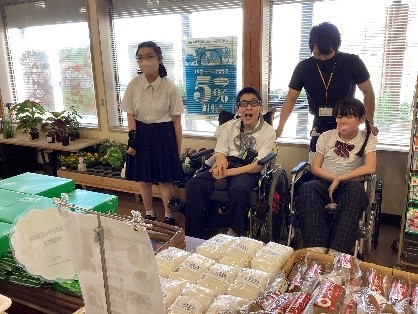 写真:作業製品販売をする生徒