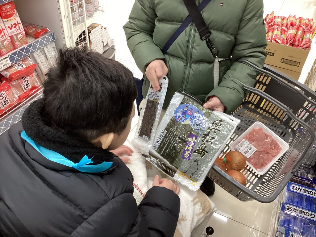 写真：2種類の海苔を見比べる児童