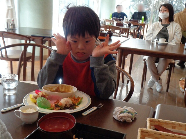 写真:昼食を食べる児童