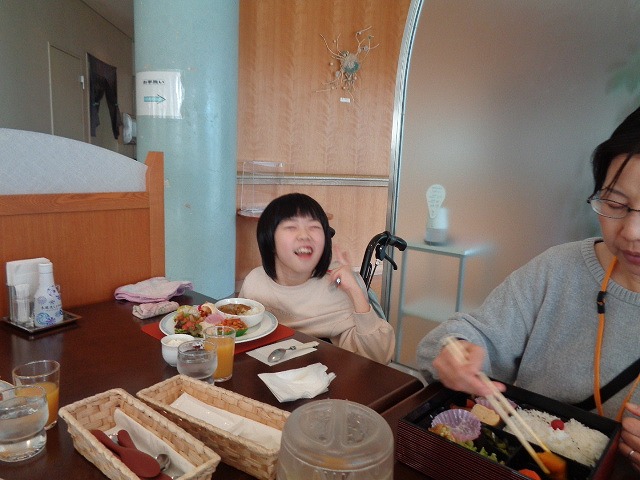 写真:昼食を食べる児童