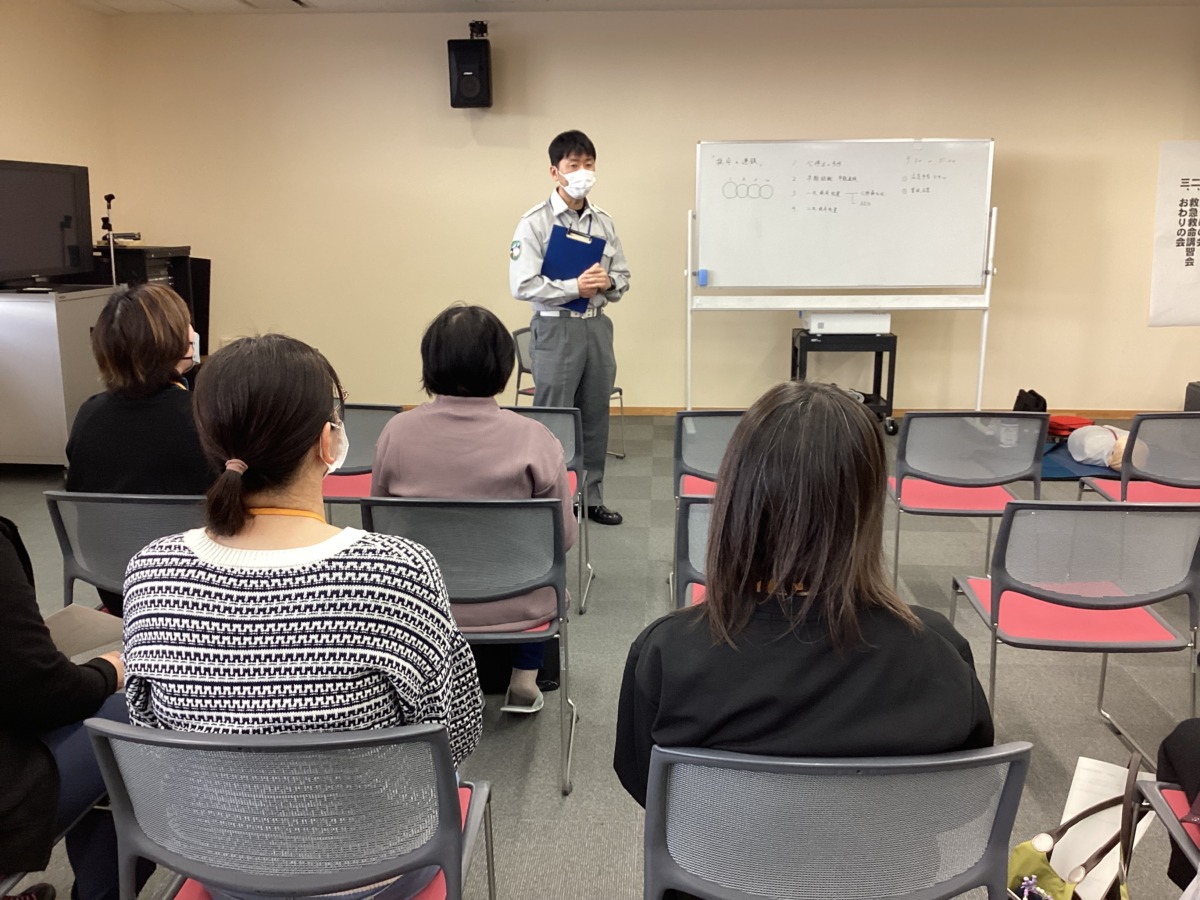 写真：説明する救急隊員