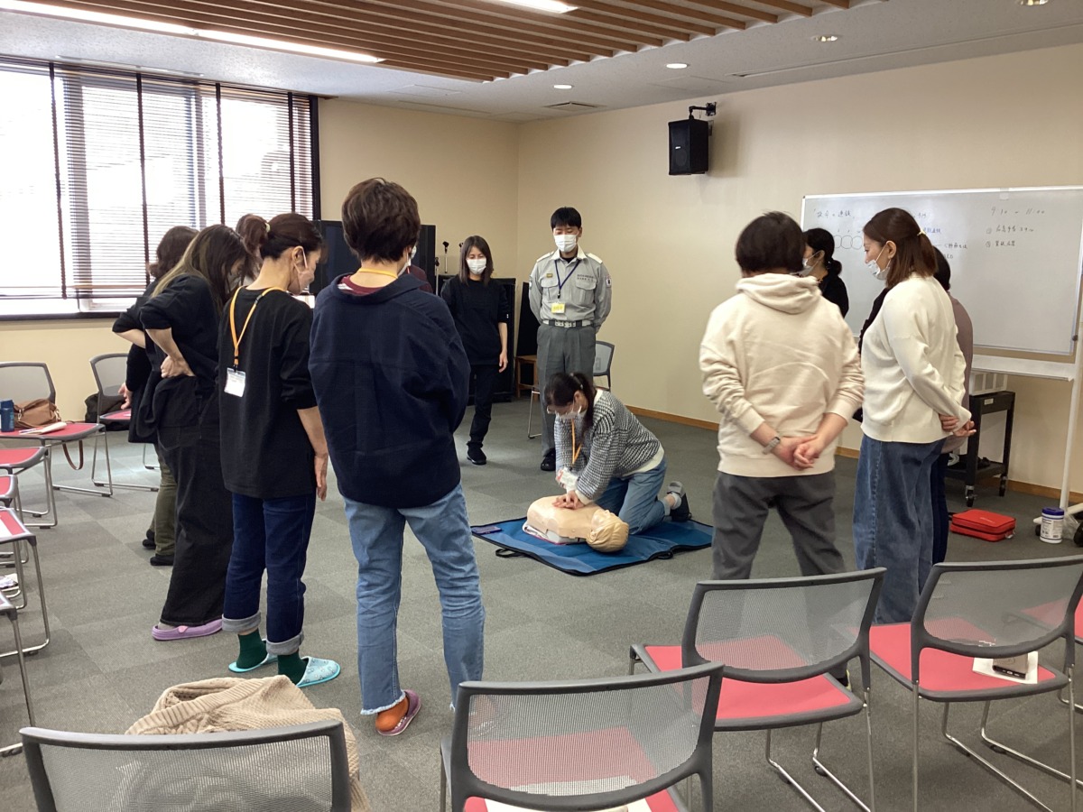 写真：ダミー人形で胸部圧迫の練習をする参加者