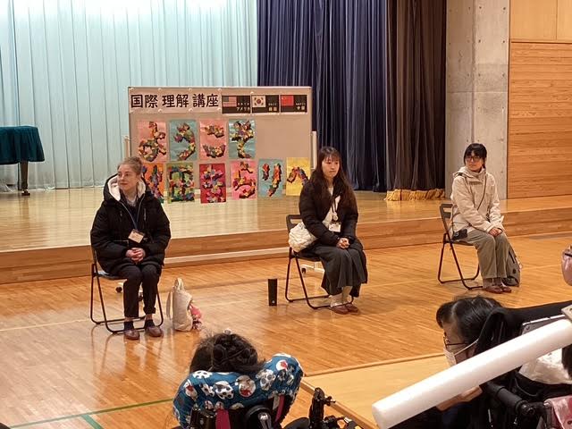 写真：国際交流員の3名