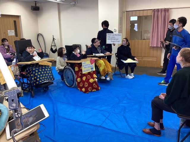 写真：英語で質問する生徒