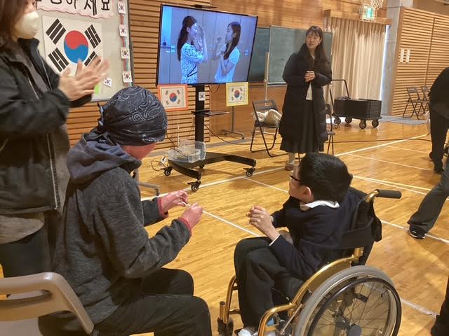 写真：韓国の交流員とのやりとり