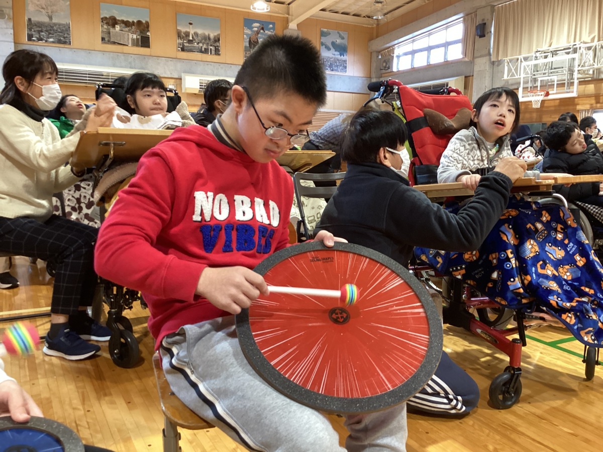 楽器を鳴らす様子