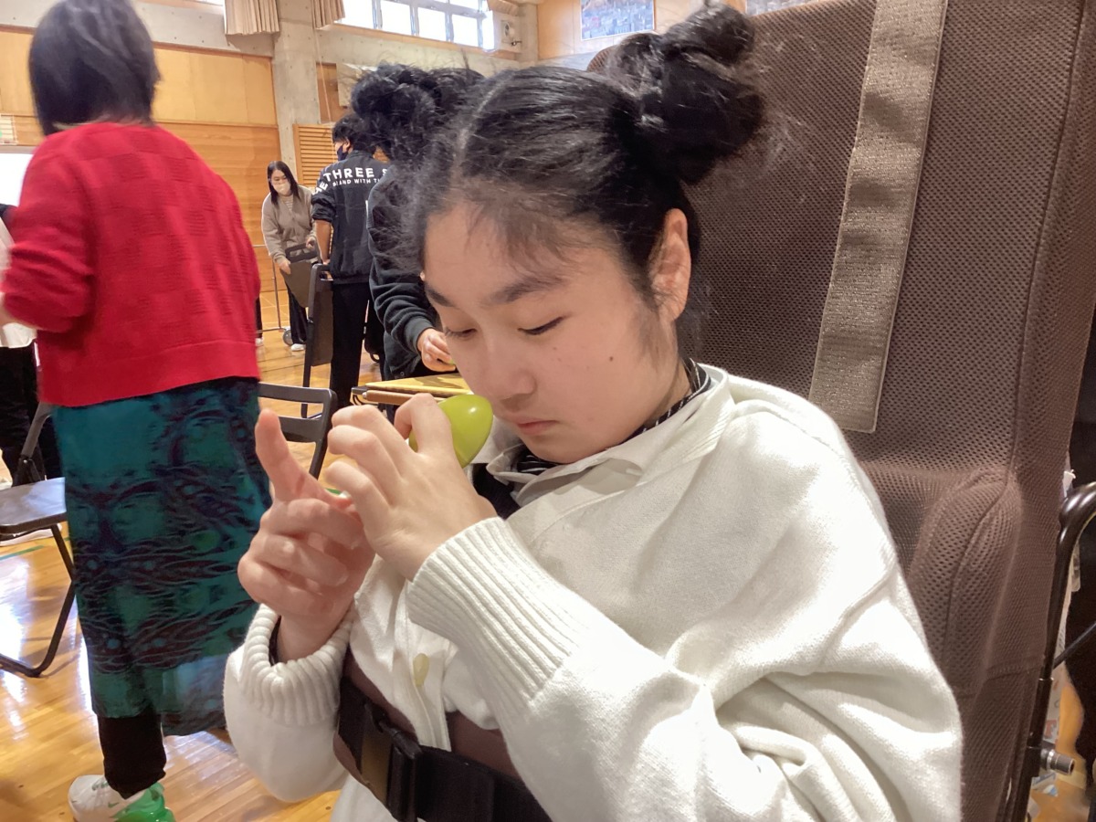 手拍子で楽しむ様子