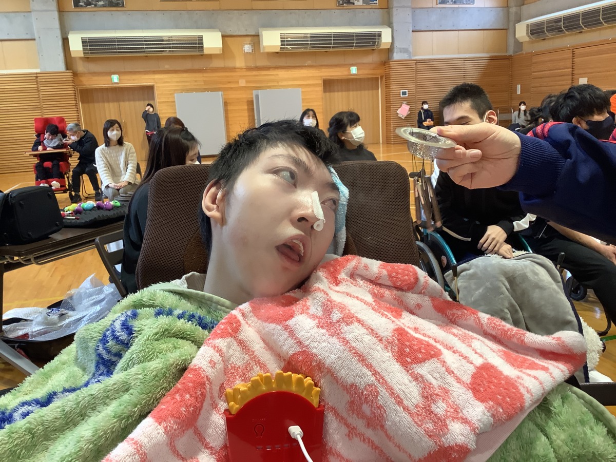 楽器の音色を楽しむ様子