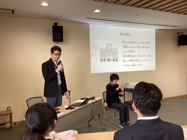 写真：平林浩一さんが説明する様子