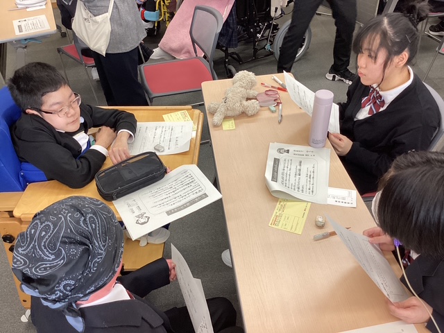 写真：友達同士でディスカッションする生徒たち