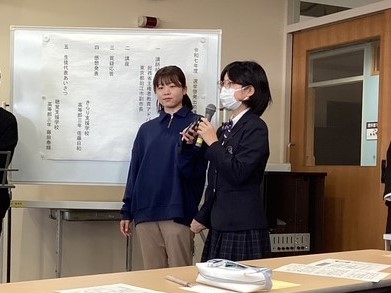 写真：マイクを持って発表する生徒