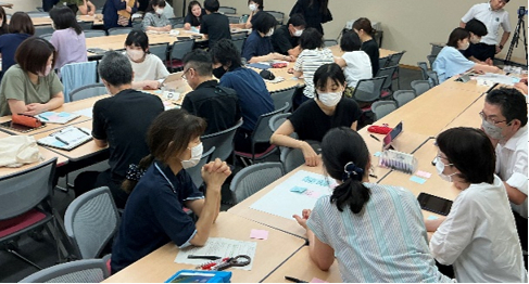 写真:グループに分かれて見取りを話し合う教師たち