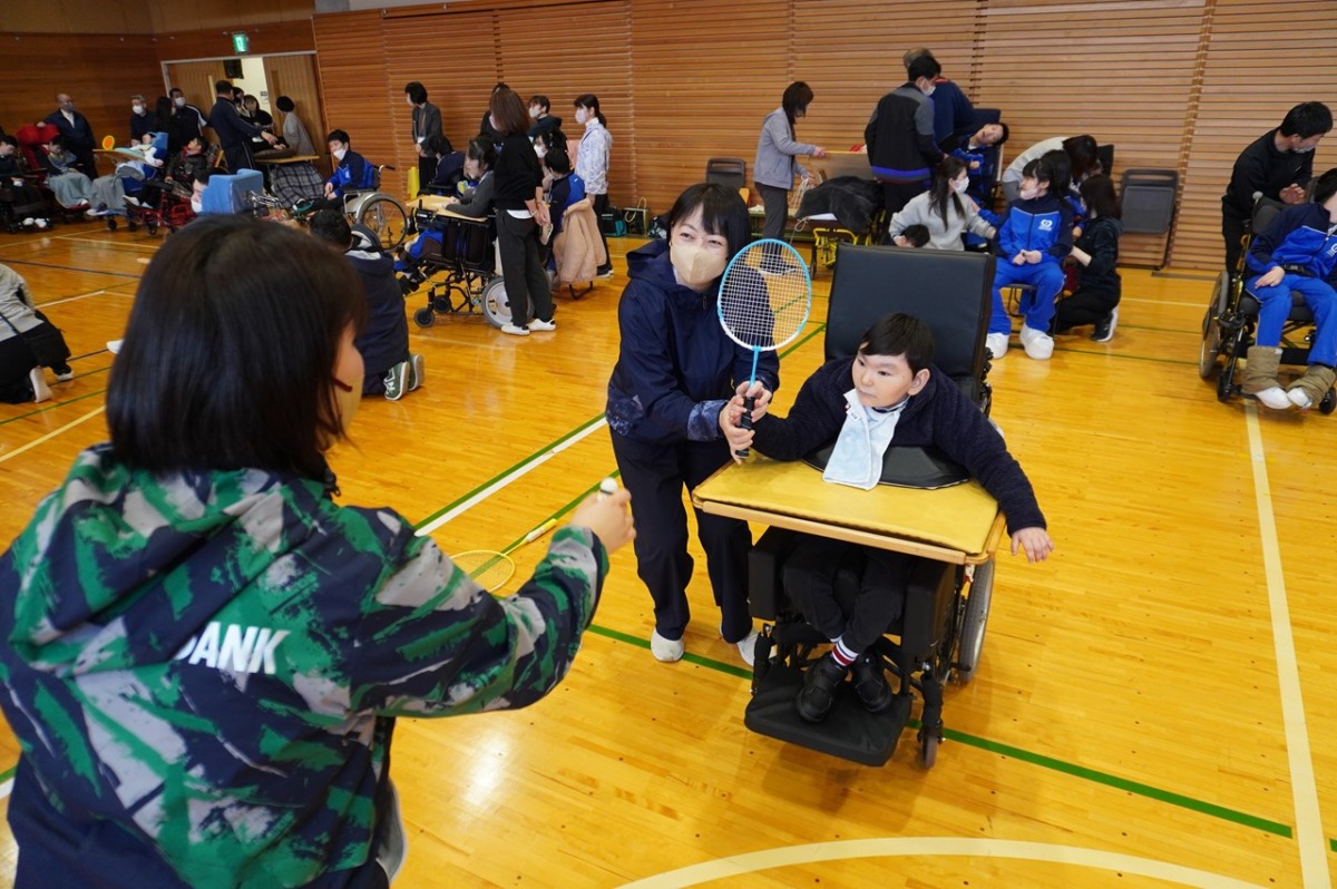 バドミントンラケットを構える生徒