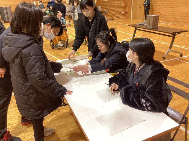 写真：選挙管理委員の仕事をする生徒