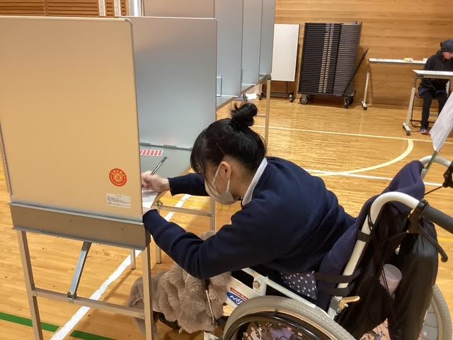 写真：記載台で記入する生徒