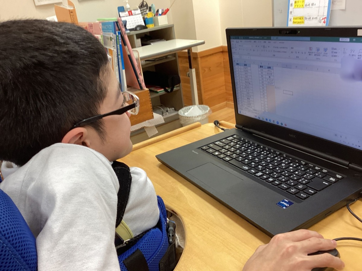 表計算ソフトを操作する男子生徒