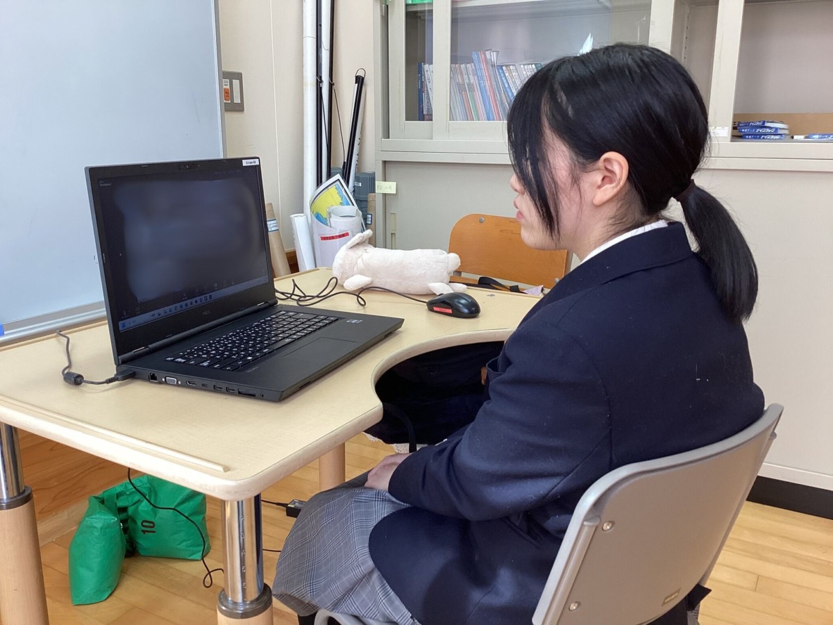 リモート画面を見つめる女子生徒