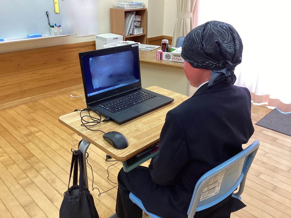 リモート画面を見つめる男子生徒