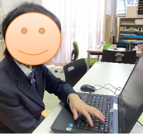 写真：パソコン作業をする生徒