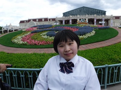花の前で