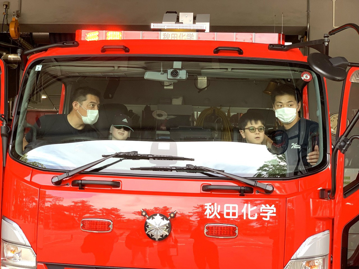 写真：消防車を見学する様子2