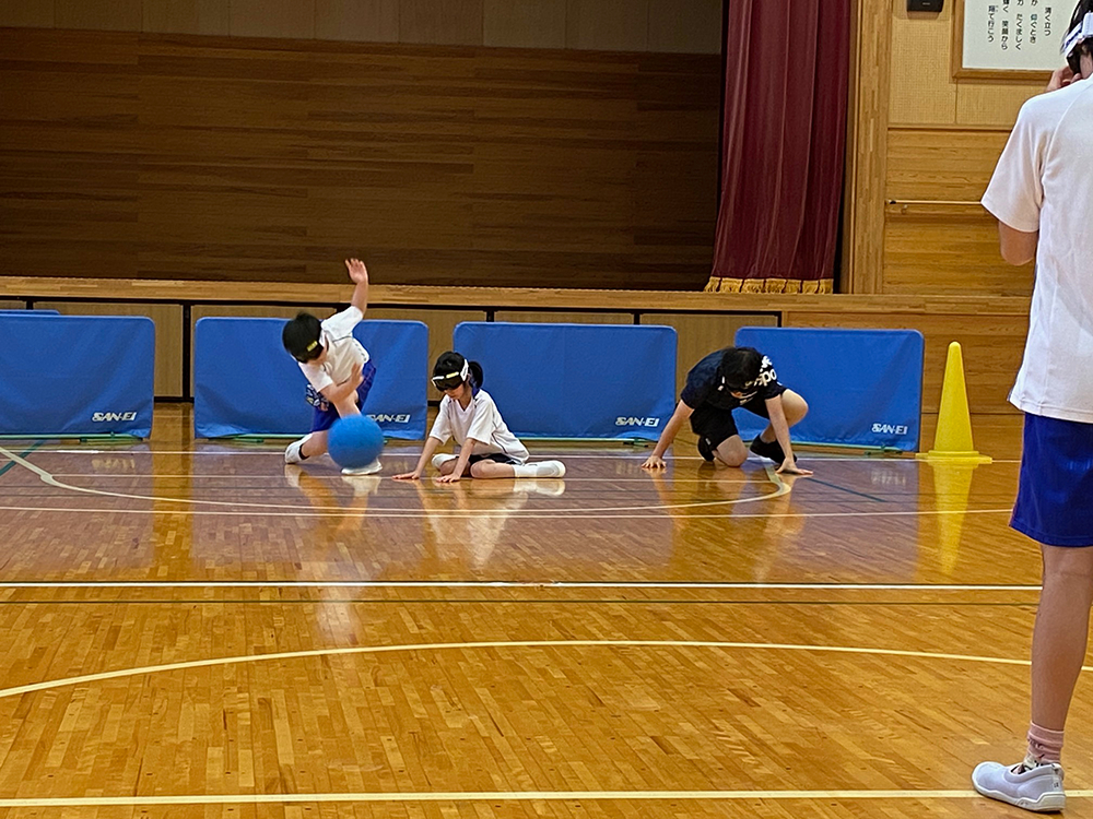 写真：ゴールボールをする様子4