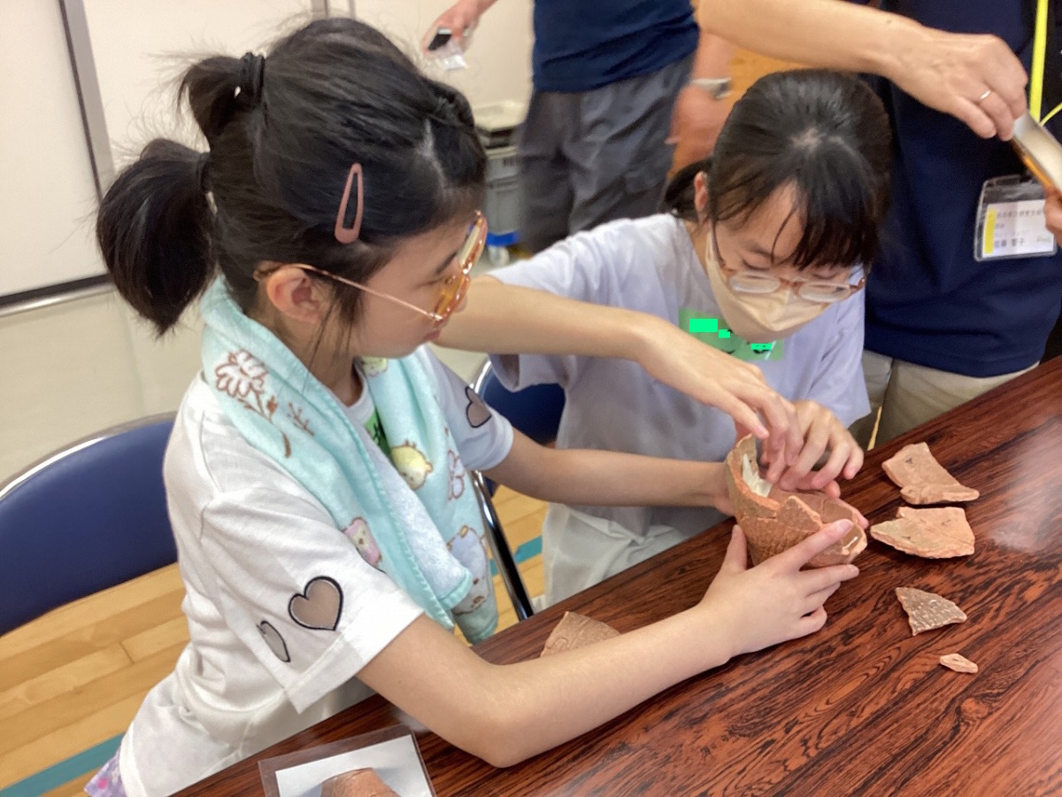 写真：土器を組み立てる様子