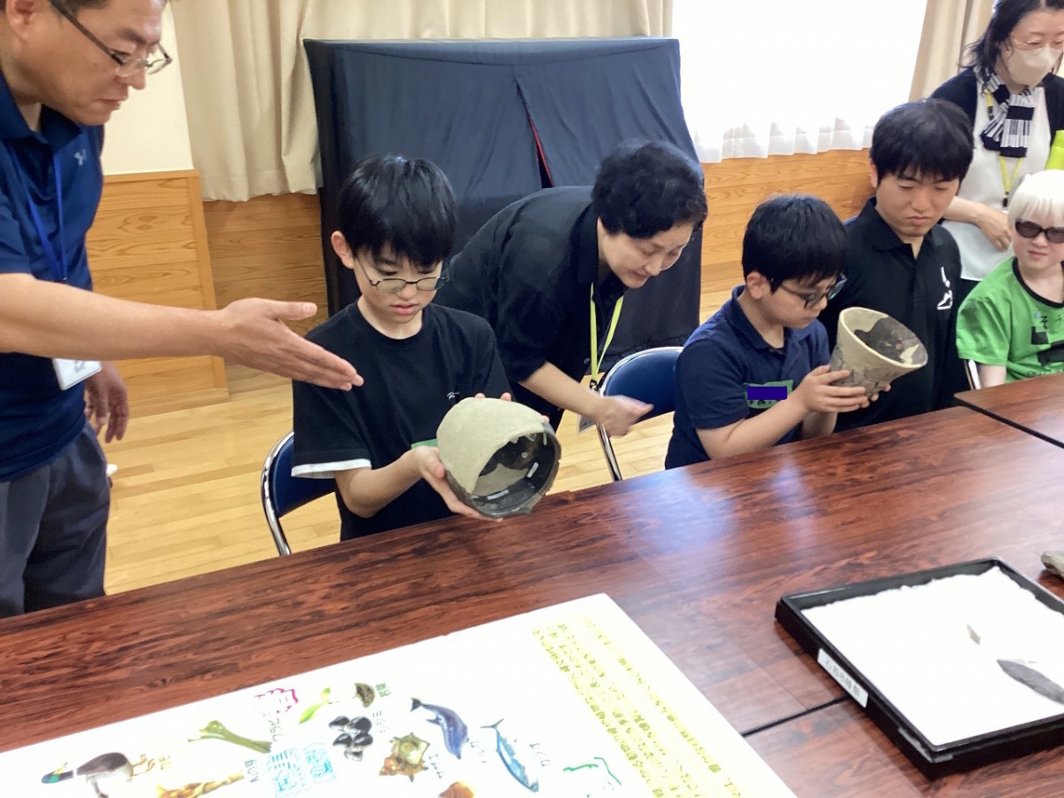 写真：土器を観察する様子